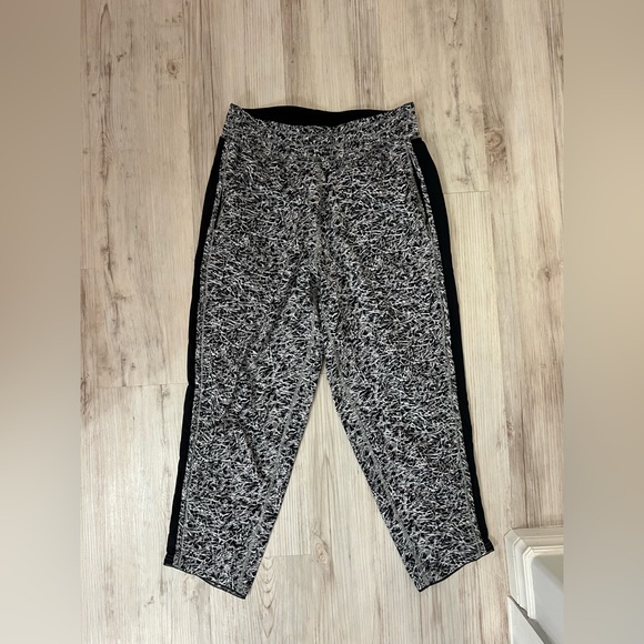 Lululemon Capri sz 6 - Picture 1 of 2